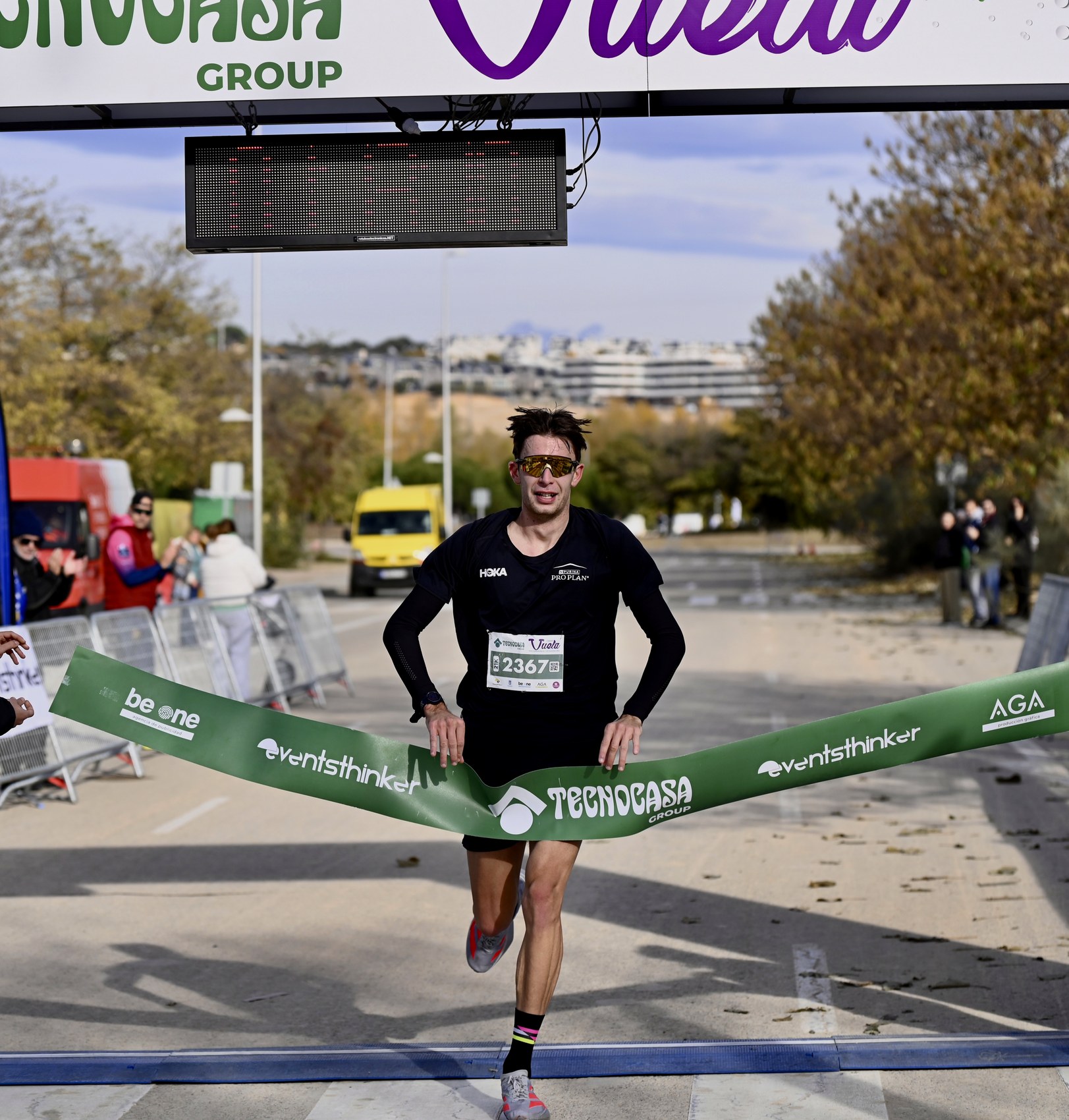 Cédric Lacroix franchissant la ligne d'arrivée