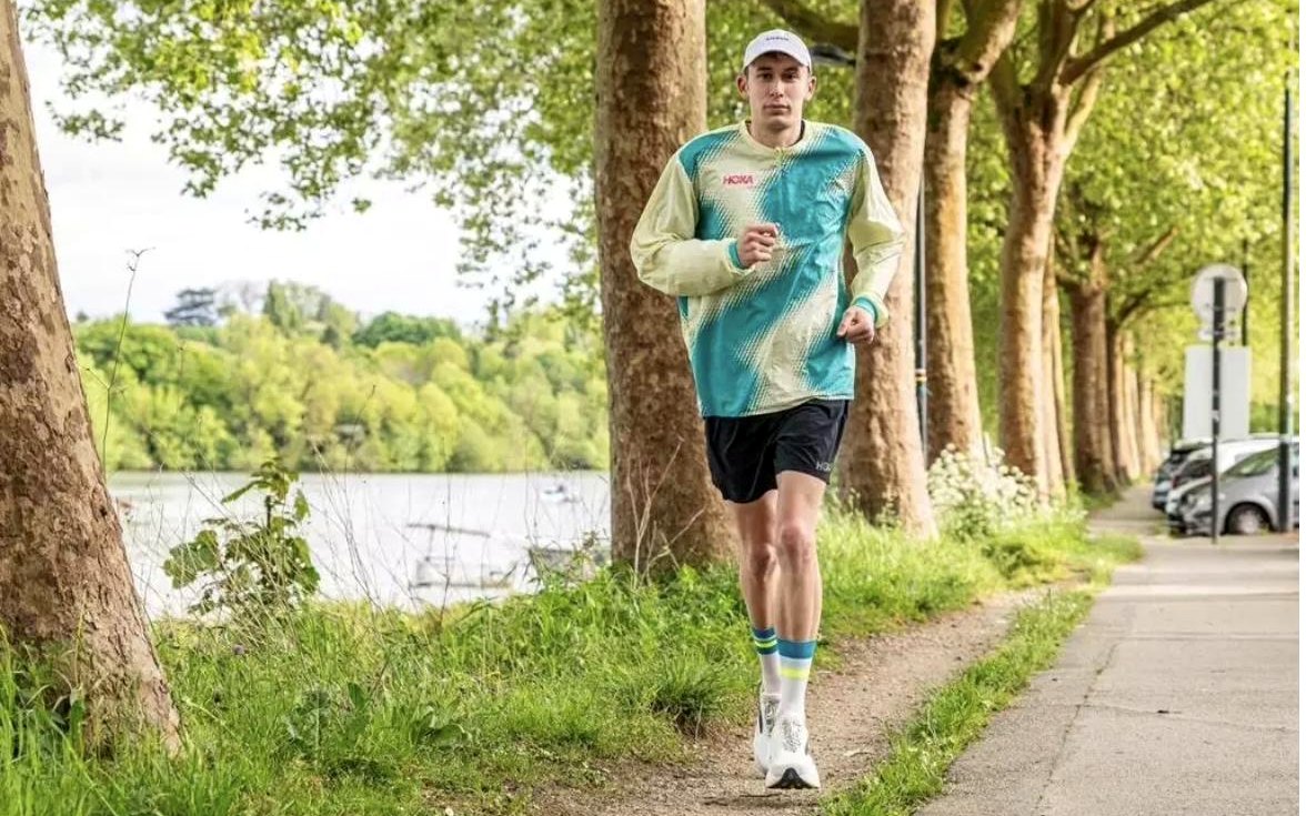 Cédric Lacroix en course au bord de la rivière